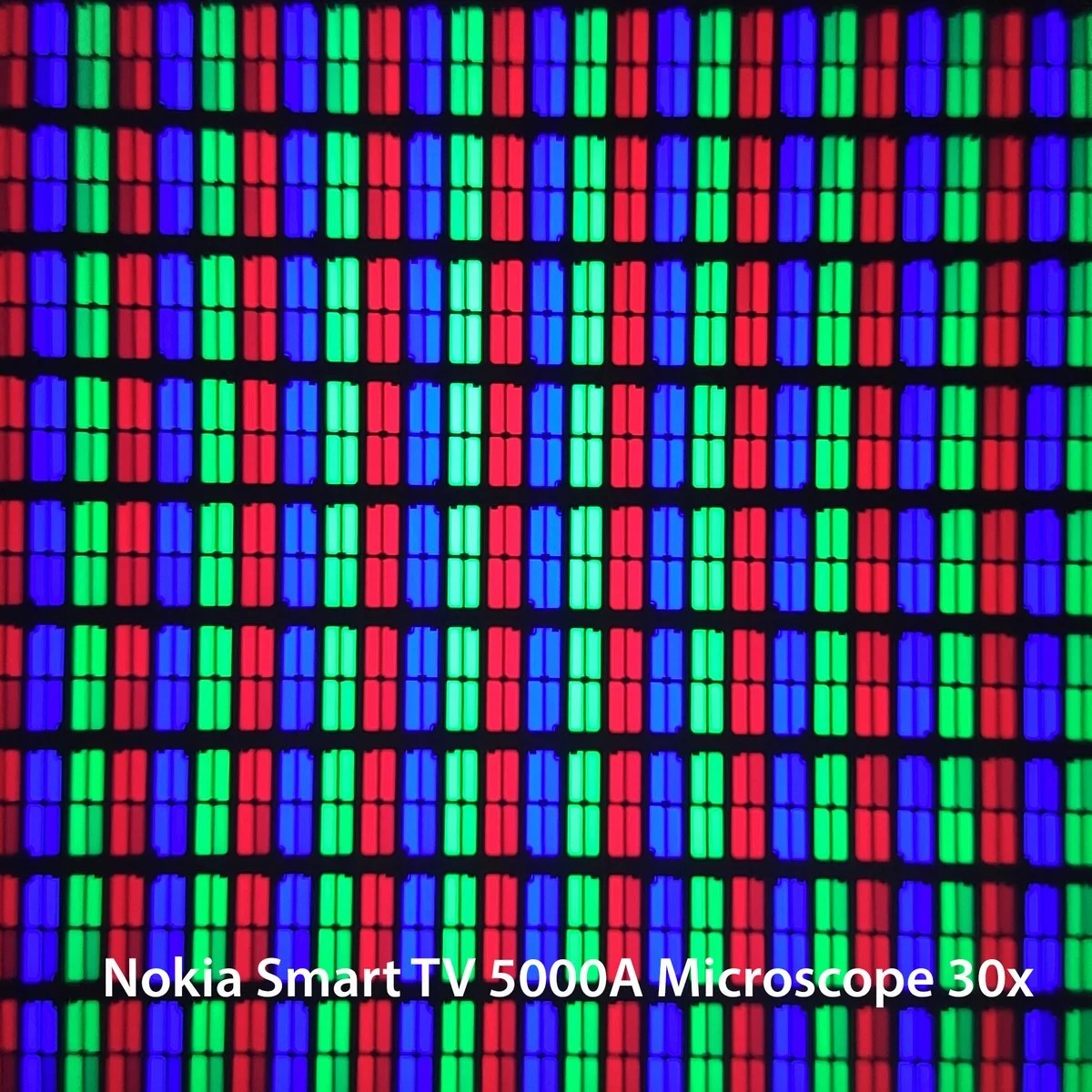 La dalle du téléviseur grossie au microscope 30x.