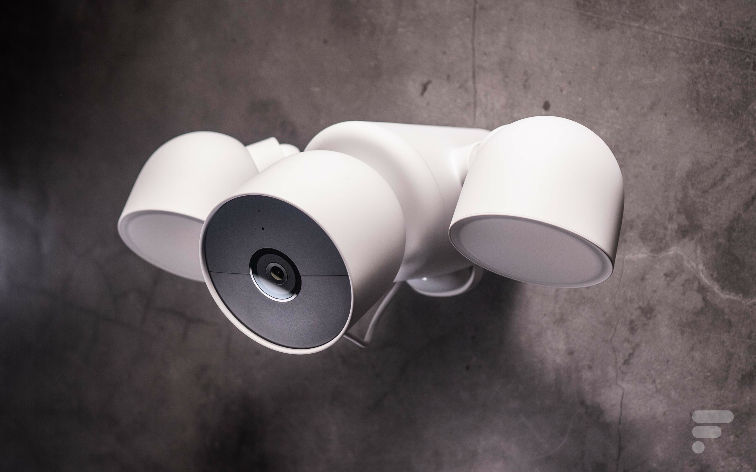 Test de la Nest Cam avec projecteur : pleins phares, mais service minimum