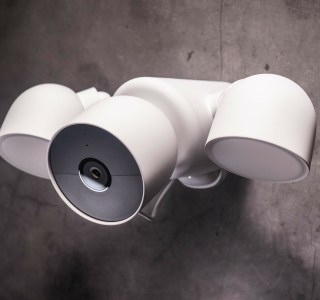 Test de la Nest Cam avec projecteur : pleins phares, mais service minimum