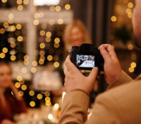 Une fois les photos de Noël prises, encore faut-il les partager // Source : Nicole Michalou via Pexels