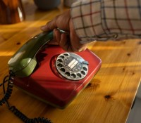 Un authentique téléphone fixe. À ne pas reproduire à la maison. // Source : Ron Lach/Pexels