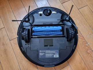 Ecovacs utilise un système de fixation simple, il suffit de clipser les brosses latérales. Ce qui rend  l’entretien simplissime // Source : Yazid Amer - Frandroid