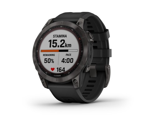 La fonction Stamina de gestion de l'endurance sur les Fenix 7. En rouge, votre réserve actuelle. En noir, l'estimation de votre potentiel et la distance que vous pourriez encore parcourir // Source : Garmin