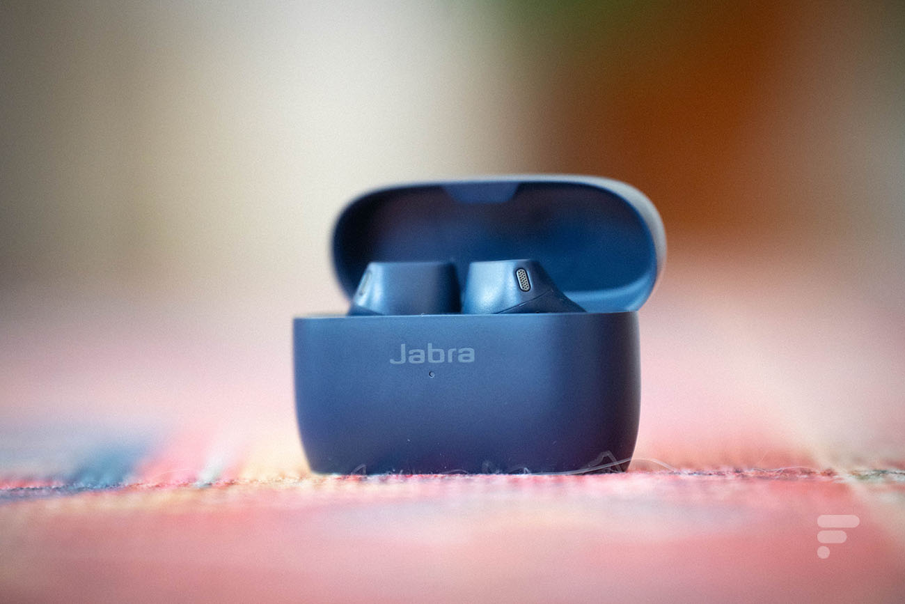 Les Jabra Elite 4 Active se rechargent dans leur boîtier