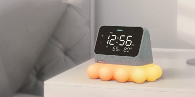 Le Lenovo Smart Clock Essential avec Alexa intégré sur une veilleuse en forme de poulpe // Source : Lenovo
