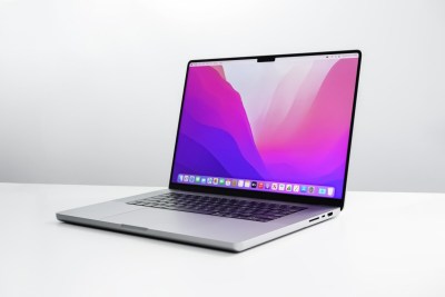 Un MacBook Pro sous macOS Monterey // Source : Unsplash - Jeremy Bezanger