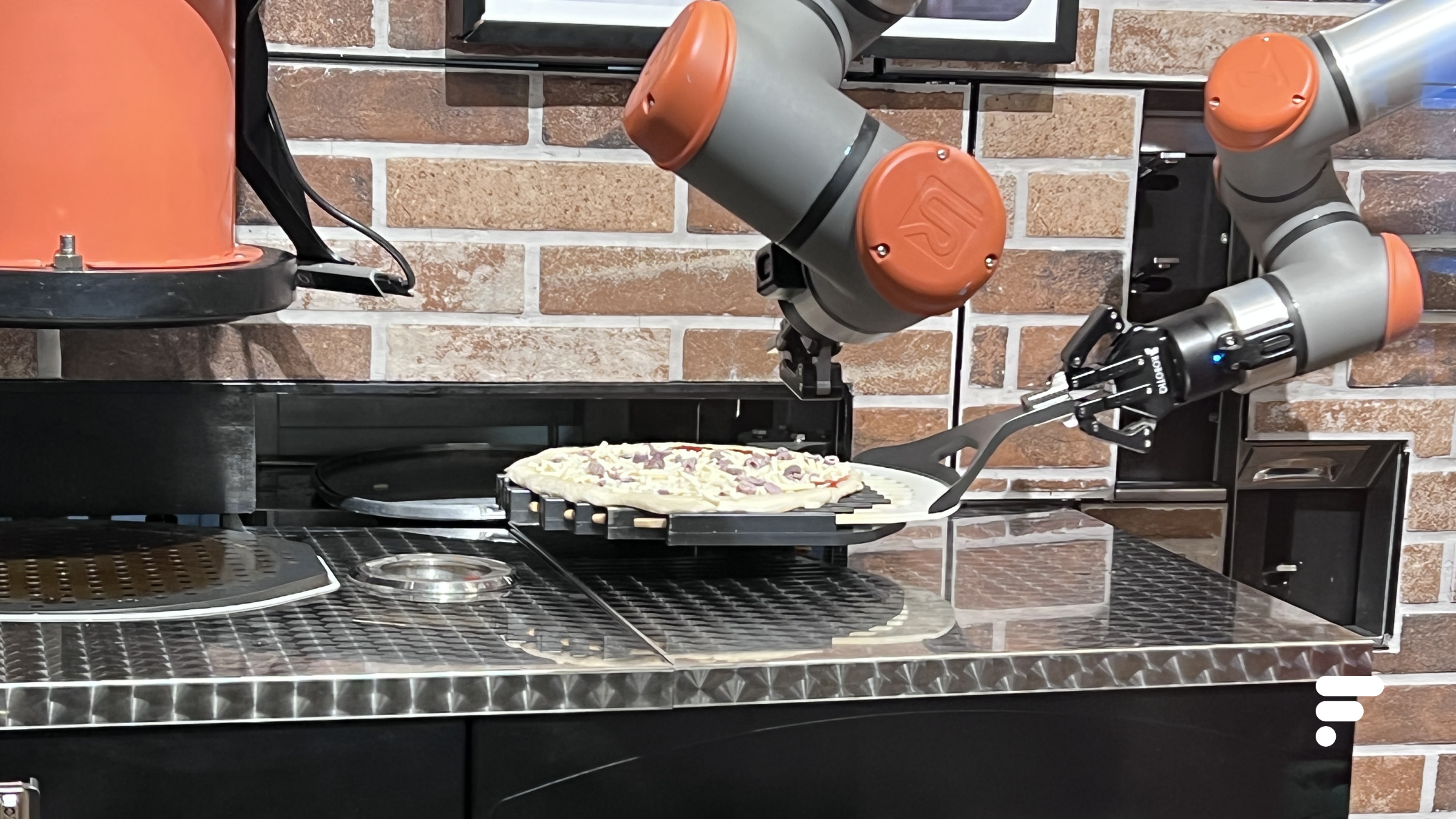 Le robot se charge de préparer la pâte, mettre les aliments, puis envoyer la pizza au four // Source : FRANDROID - Melinda DAVAN-SOULAS