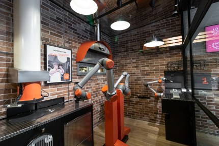 Le restaurant Pazzi Beaubourg et ses robots aux fourneaux // Source : Pazzi