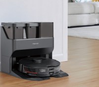 L'aspirateur robot S7 MaxV avec sa station de vidage polyvalente // Source : Roborock