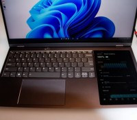 Avec son nouveau ThinkBook Plus Gen 3, Lenovo s'essaye lui aussi aux PC portables créatifs à deux écrans // Source : Monica Chin pour The Verge