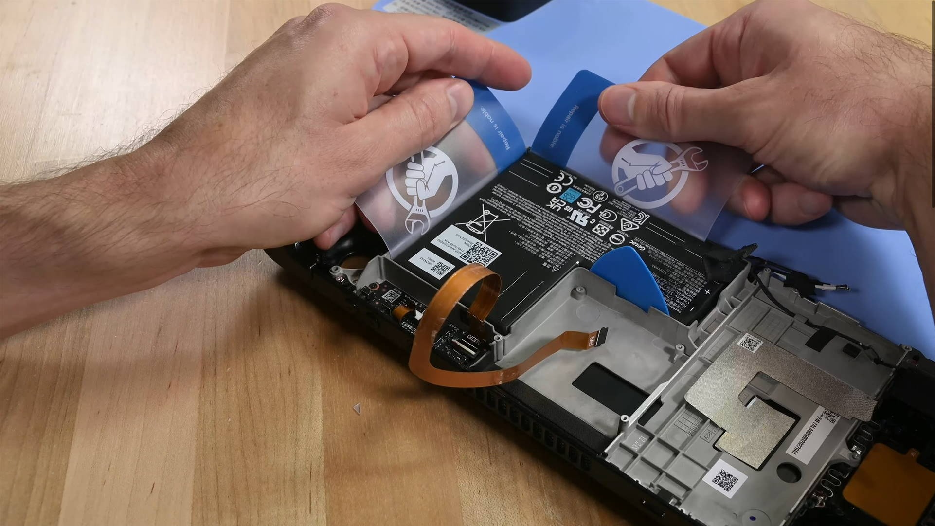 Le démontage de la batterie pose quelque soucis. // Source : iFixit