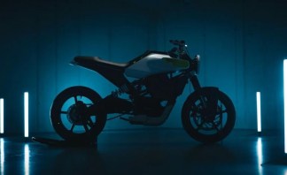La moto électrique KTM e-Duke veut s’imposer avec son look sportif et agressif