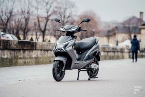 Essai du Lvneng X1 : le scooter électrique 50cc parfait pour se déplacer à deux