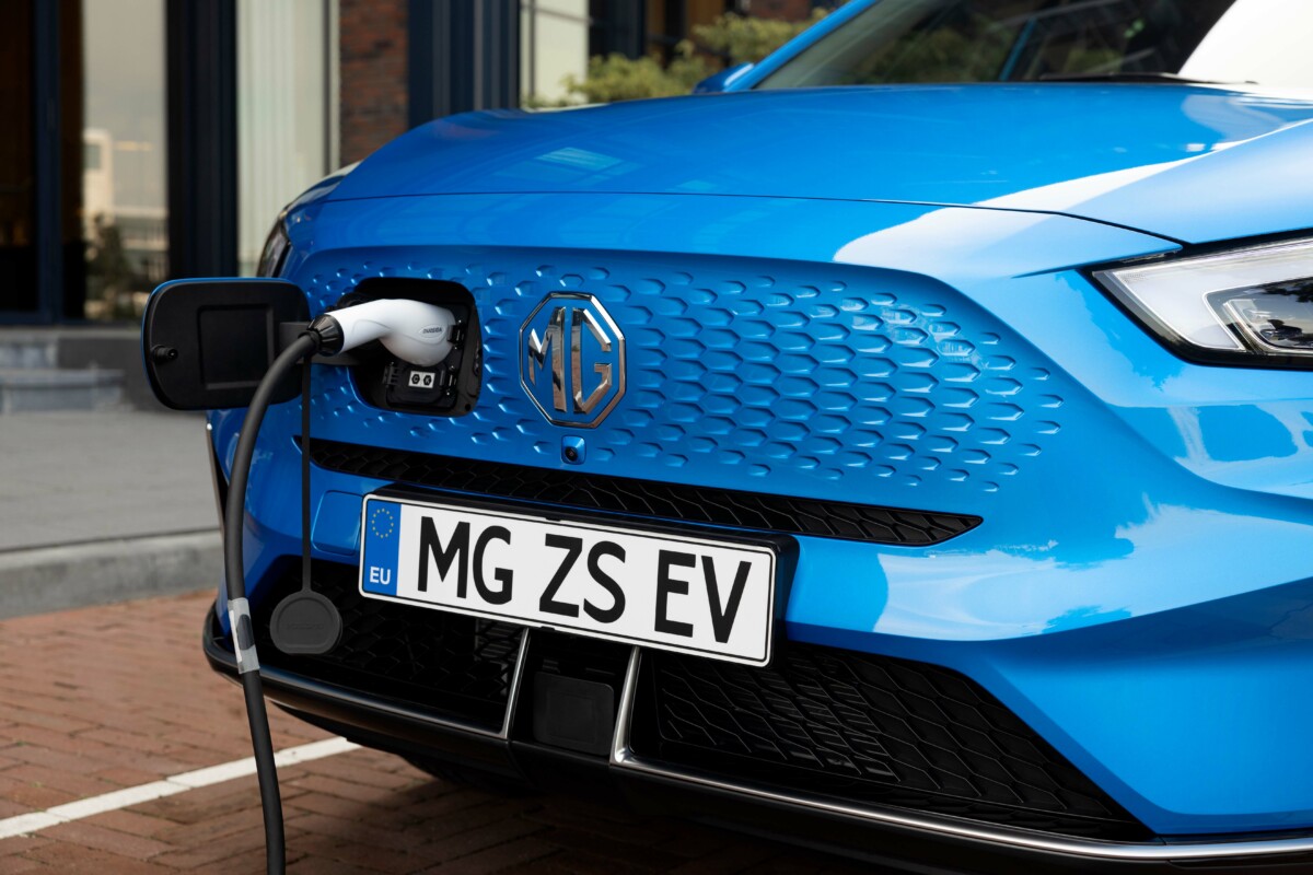MG ZS EV - parked shot with charging cable 01