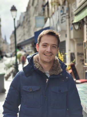 La houppette de Robin parfaitement ciselée