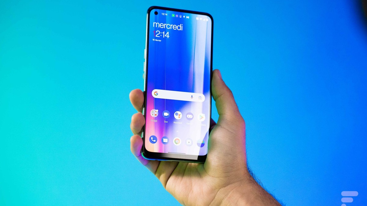 Le OnePlus Nord CE 2 tenu en main