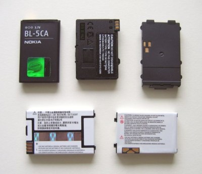 Des anciens accumulateurs lithium-ion pour téléphones portables. // Source : Phrontis / CC