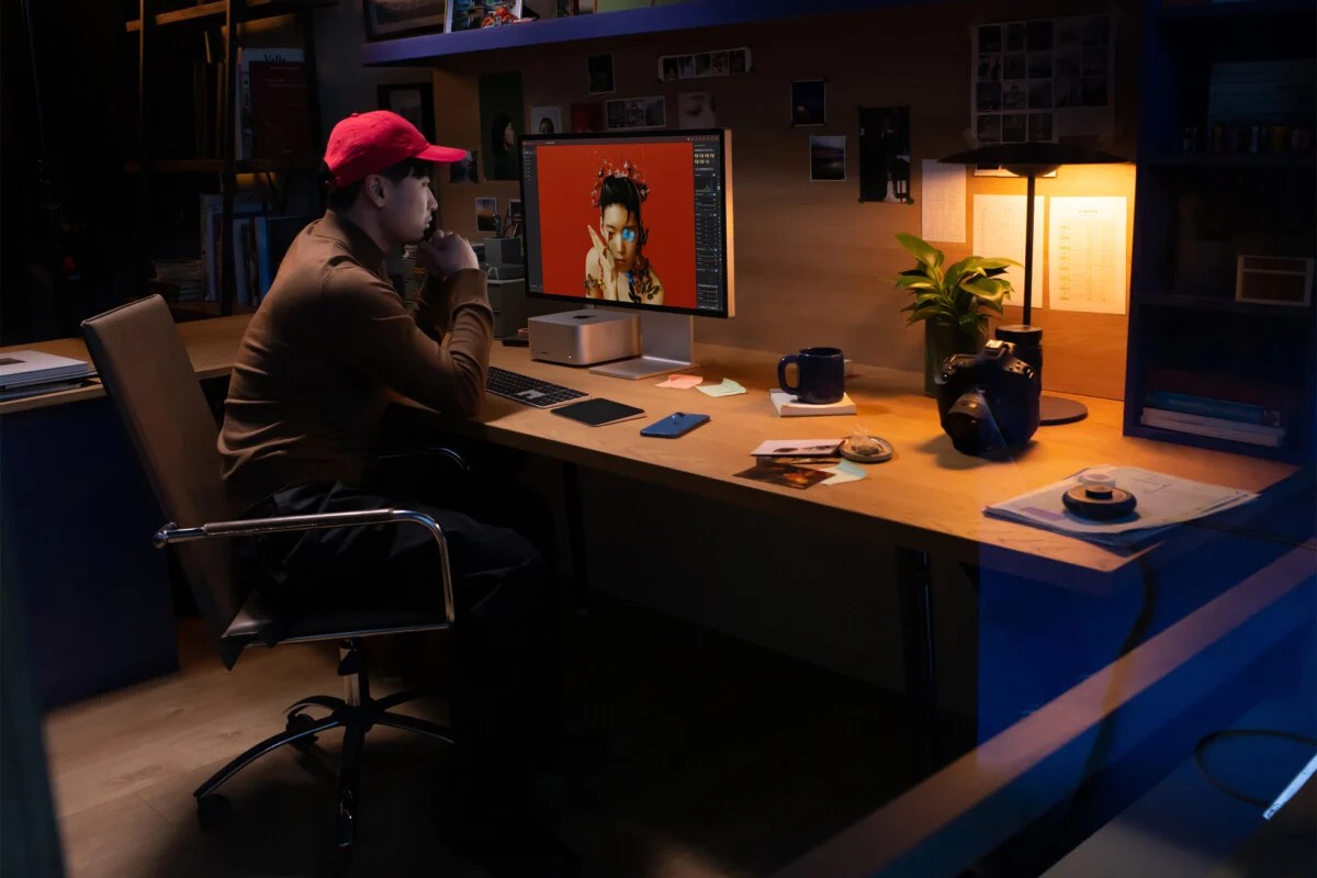 Apple-Mac-Studio-Studio-Display-lifestyle-02-220308