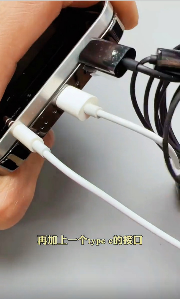 Cet iPhone 13 Pro Max moddé intègre une prise jack et un ports USB-C. // Source : Yang Changshun