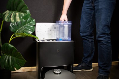 La station de recharge de l'Ecovacs Deebot X1 Turbo contient deux bacs d'eau pour alimenter le robot et nettoyer les serpillères.
