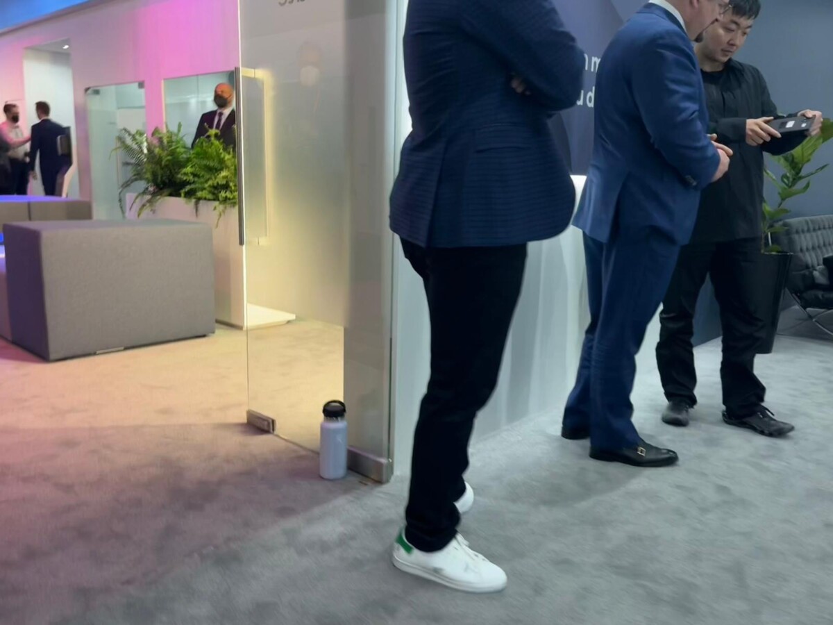 Carl Pei montrant le premier smartphone Nothing au MWC 2022