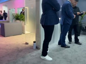 Carl Pei montrant le premier smartphone Nothing au MWC 2022 // Source : evleaks