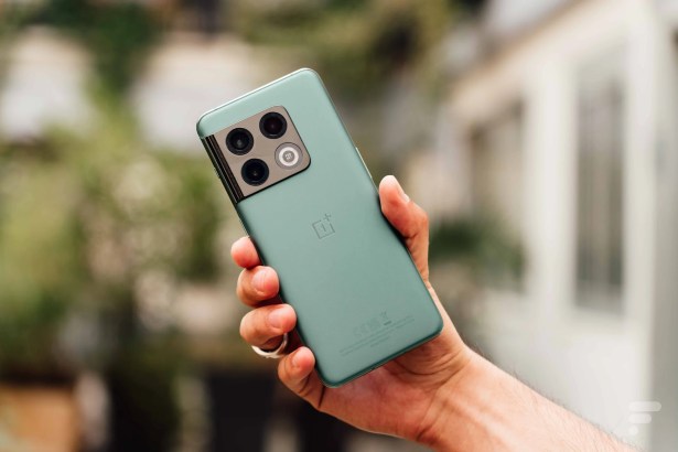 Le dos du OnePlus 10 Pro // Source : Anthony Wonner - Frandroid