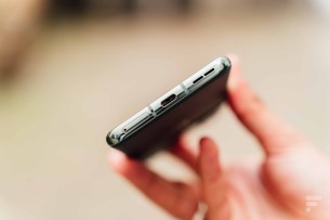 Le port USB-C du OnePlus 10 Pro // Source : Anthony Wonner - Frandroid