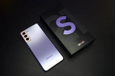 Le Samsung Galaxy S21 Plus // Source : Unsplash Anh Nat