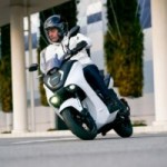 Yamaha E01 : une autonomie à trois chiffres pour ce scooter électrique 125 cc