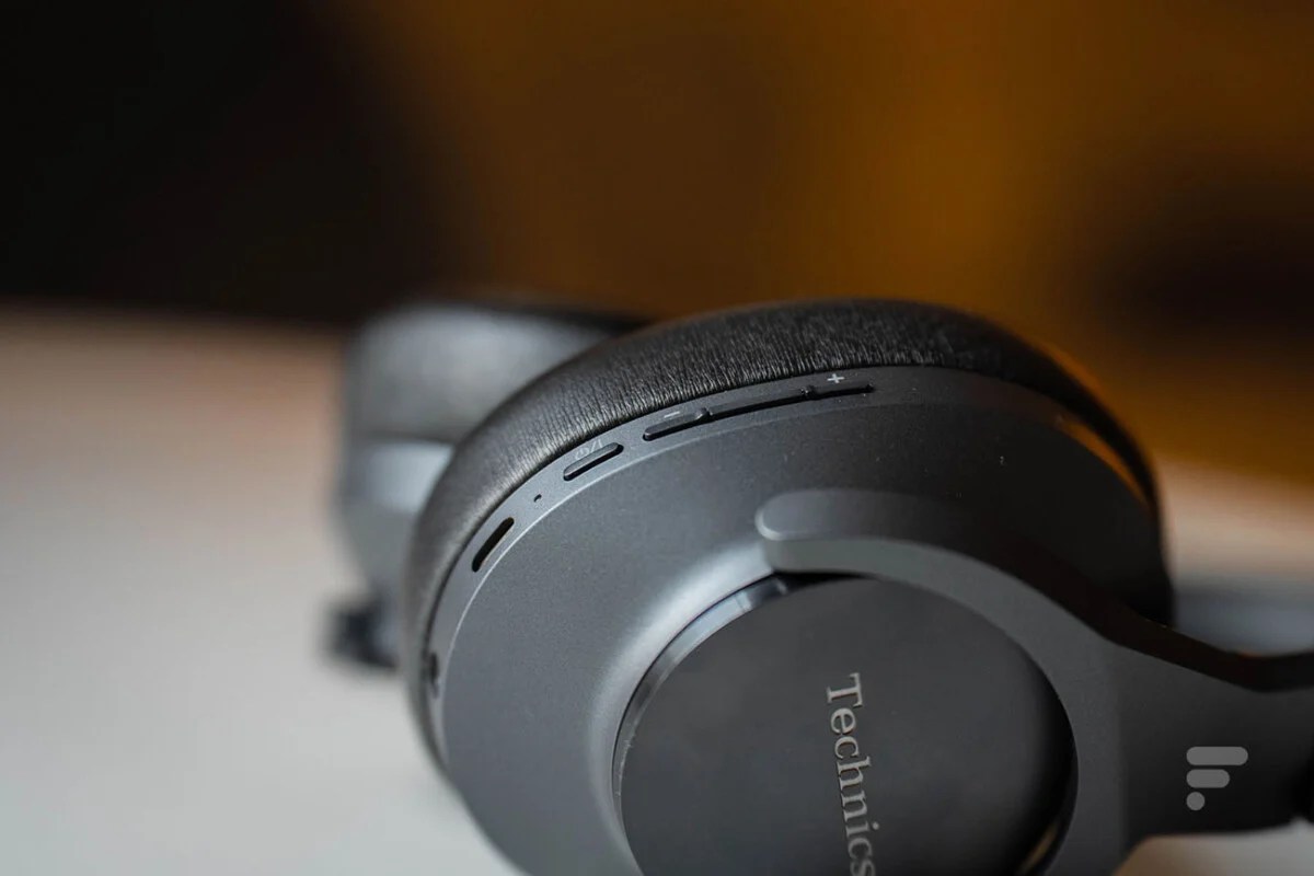 Les touches de contrôle du Technics EAH-A800