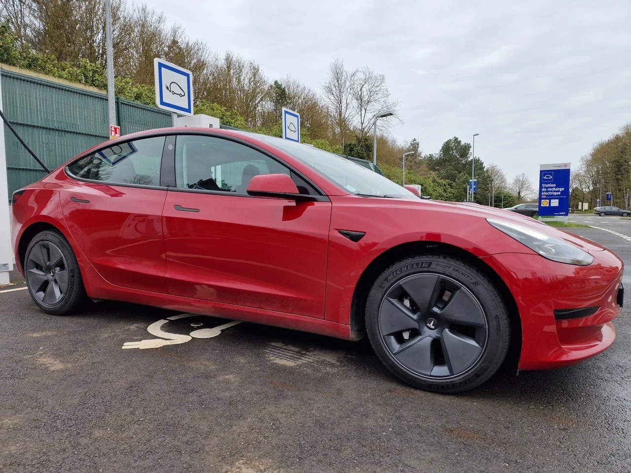 La Tesla Model 3 Propulsion en charge sur une borne Ionity // Source : Bob JOUY pour Frandroid