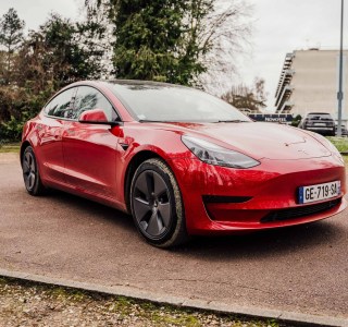 Rouler en Tesla Model 3 à moins de 400 €/mois, c’est possible : ce qu’il faut savoir
