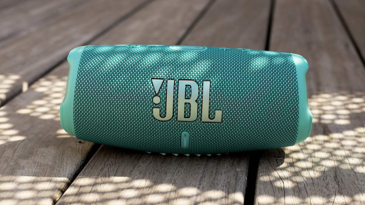 Image Solide et puissante, la JBL Charge 5 reste une enceinte Bluetooth que l’on recommande, surtout quand elle est à moitié prix