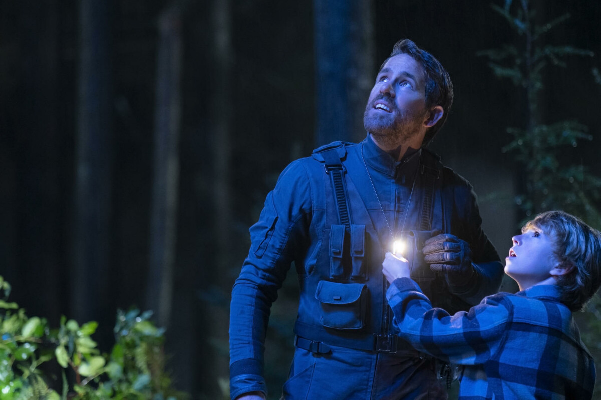 Ryan Reynolds et Walker Scobell en Adam adulte et enfant dans "Adam à travers le temps"
