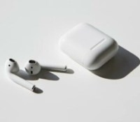 AirPods 2 // Source : Dagny Reese — Unsplash