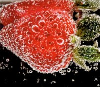 « Strawberry in soda »,  photo prise avec le mode macro de l'iPhone 13 Pro  // Source : Ashley Lee