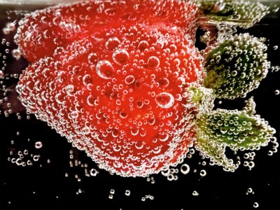« Strawberry in soda »,  photo prise avec le mode macro de l'iPhone 13 Pro  // Source : Ashley Lee