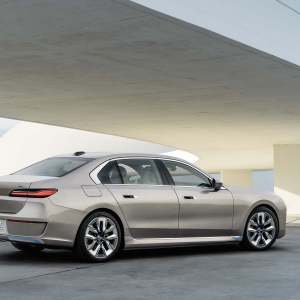 BMW i7 officialisée : un écran 8K de 31,3 pouces pour cette berline électrique de luxe