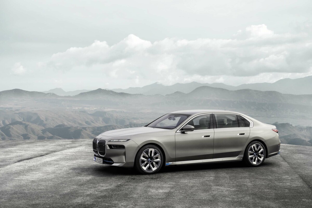 BMW i7 a oficializat: un ecran 8K de 31,3 inci pentru acest sedan electric de lux
