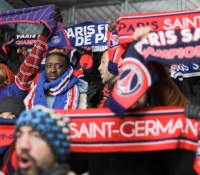 Ahmed Sylla en supporter de l'OM perdu au milieu de ceux du PSG dans Classico // Source : Amazon