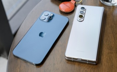 L'iPhone 13 Pro et le Galaxy Z Fold 3 // Source : Unsplash Thai Nguyen