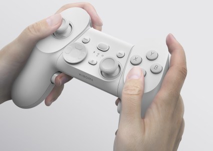 La manette Xiaomi Gamepad Elite Edition en main // Source : Xiaomi