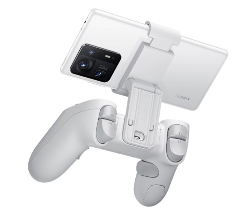 Un smartphone Xiaomi accroché sur une Gamepad Elite Edition avec le clip dédié  // Source : Xiaomi