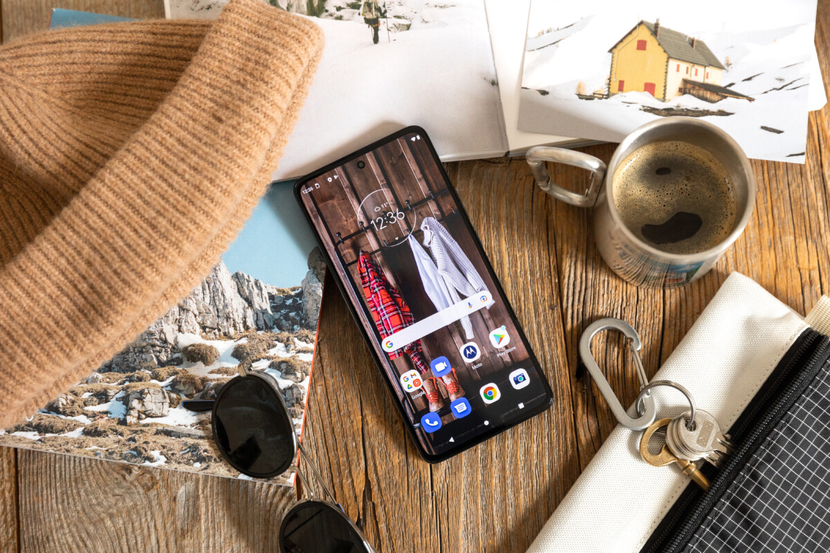 Motorola edge30 – face – lifestyle
