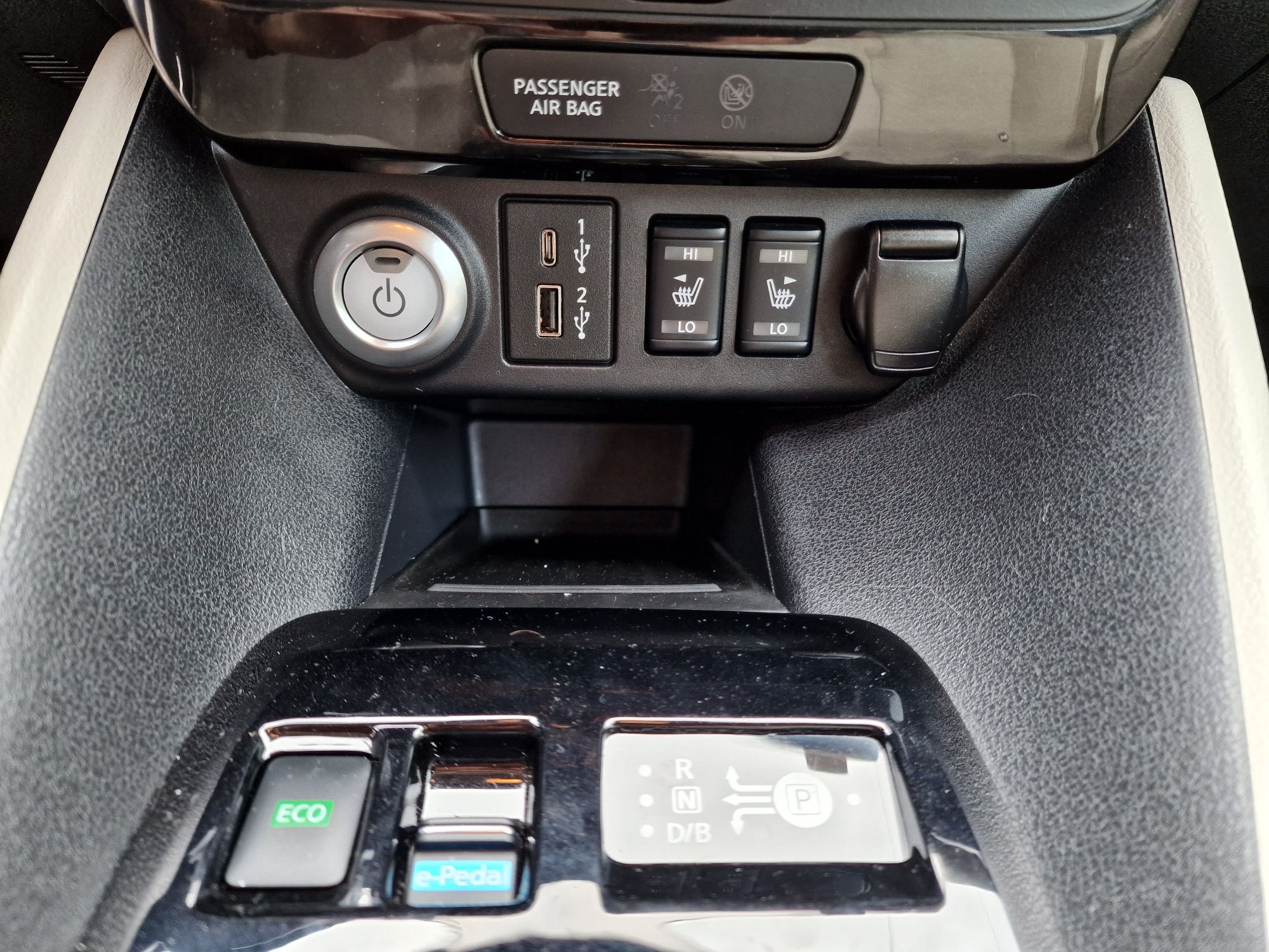 Le bas de la console centrale de la Nissan Leaf e+ // Source : Bob JOUY pour Frandroid