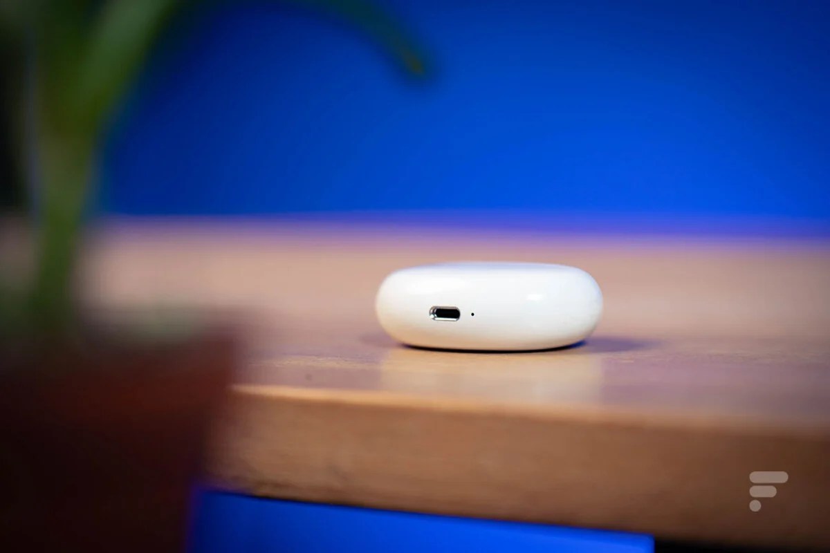 La prise USB-C au dos du boîtier des Oppo Enco X2