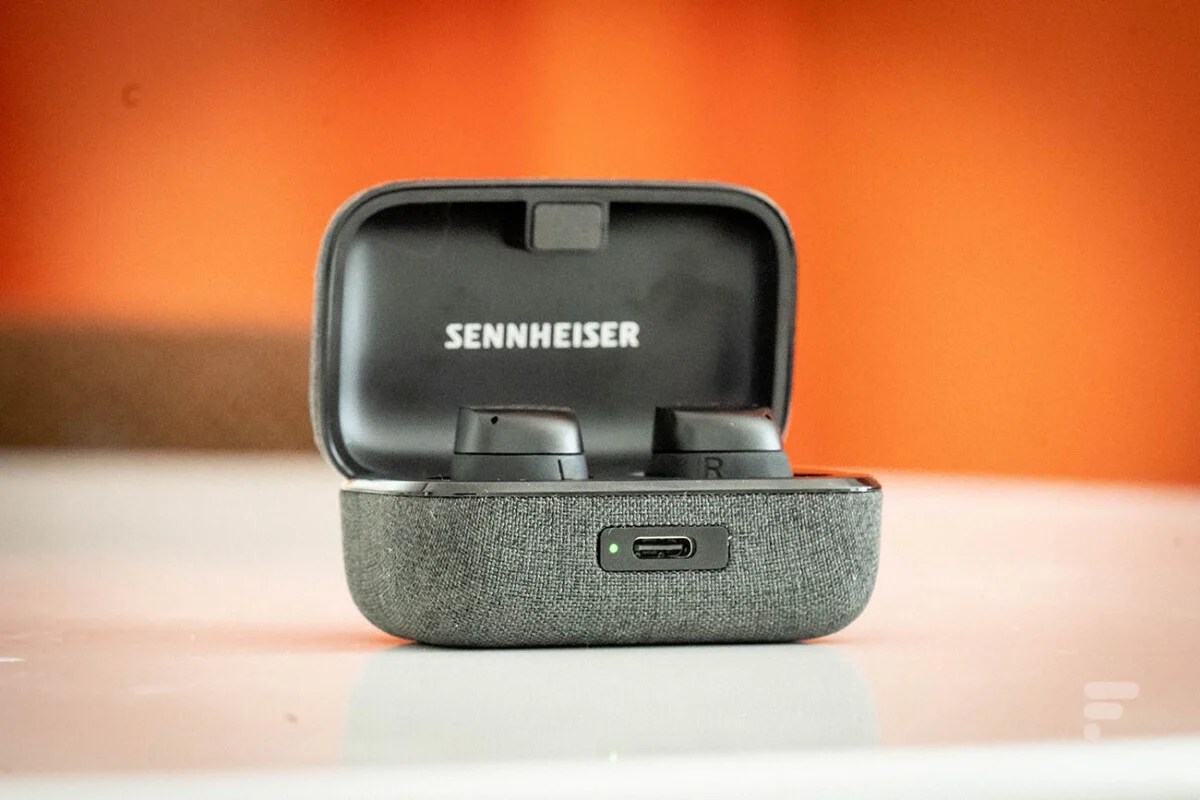 Les Sennheiser Momentum True Wireless 3dans leur boîtier de charge