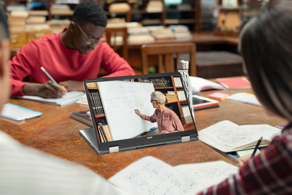 Acer_Chromebook_Spin_714_CP714-1WN_Lifestyle_01