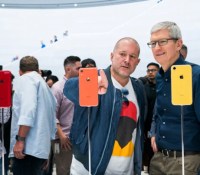 Jony Ive et Tim Cook lors de la présentation des iPhone XR en 2018 // Source : Apple